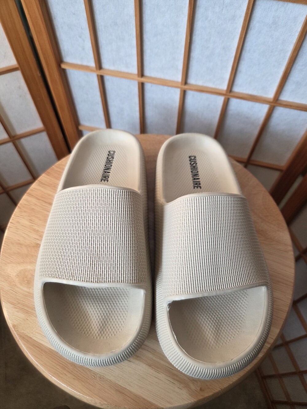 NEW WOMENS CUSHIONAIRE IVORY COLOR SOFT RUBBER BEACH SLIP IN SANDALS SIZE 7